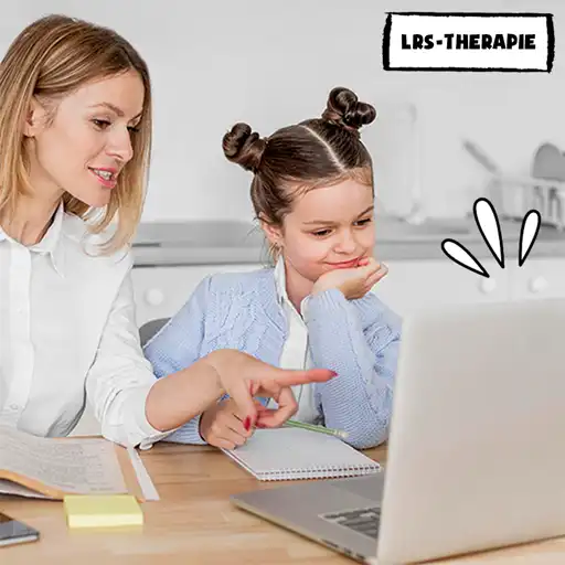Bild zeigt Frau mit jungem Mädchen, am Schreibtisch sitzen vor einem geöffneten Laptop. Die Frau zeigt auf das Display und das Kind schaut und hört, den Kopf abgestützt auf ihre Hand, gespannt zu.