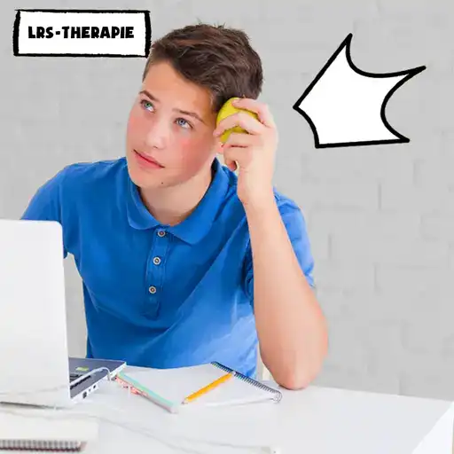 Bild zeigt Teenager, einen Jungen, deram Schreibtisch vor einem weißen Laptop sitzt. Schreibzeugs liegt auf dem Tisch vor ihm. Er hält einen Apfel in der linken Hand und stützt seinen Kopf daran ab.