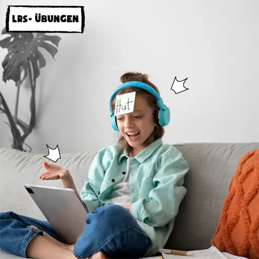 Ein Mädchen sitzt mit Kopfhörern und großem Tablet auf dem Sofa. Sie hat ein Post-it auf die Stirn geklebt, auf das sie "Hut" geschrieben hat. Sie unterhält sich mit jemandem über die Kamera des Tablets.