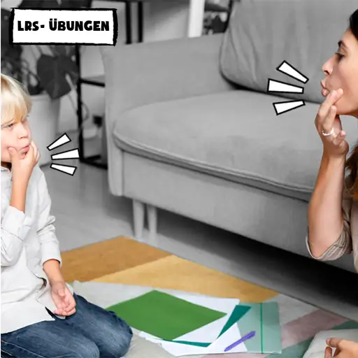 Man sieht eine Frau rechts und einen Jungen links auf einem Teppich sitzend in einem gemütlichen Therapiezimmer. Auf dem Boden liegen Lernutensilien, wie ausgeschnittene Buchstaben. Beide formen mit dem Mund einen O-Laut, indem sie die Lippen mit den Fingern entsprechend zusammendrücken.