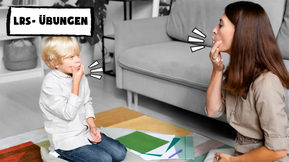 Man sieht eine Frau rechts und einen Jungen links auf einem Teppich sitzend in einem gemütlichen Therapiezimmer. Auf dem Boden liegen Lernutensilien, wie ausgeschnittene Buchstaben. Beide formen mit dem Mund einen O-Laut, indem sie die Lippen mit den Fingern entsprechend zusammendrücken.