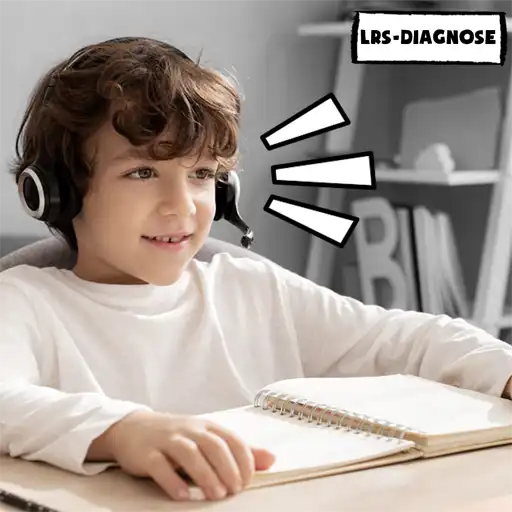 Junge sitzt mit Headset und Buch vor sich am Schreibtisch vor einem Laptop und macht LRS-Therapie