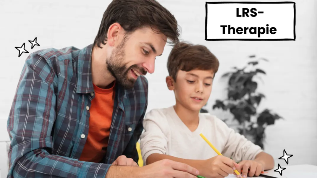 Vater und Sohn machen gemeinsam Hausaufgaben. Sie lächeln und haben einen positiven Umgang miteinander.