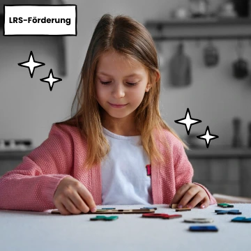Kind spielt mit Buchstaben